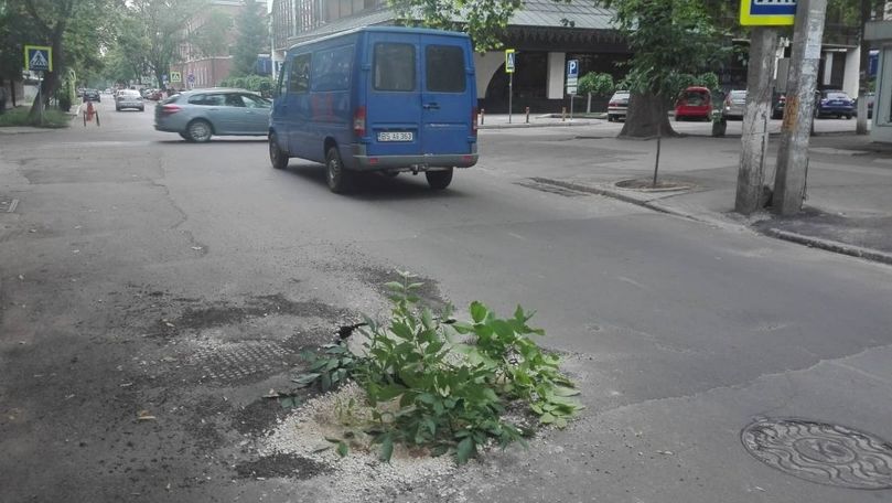 Crater periculos, apărut pe o stradă aglomerată din Capitală