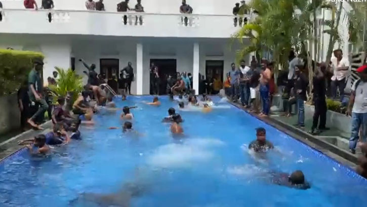 Protestatarii din Sri Lanka fac baie în piscina președintelui fugar