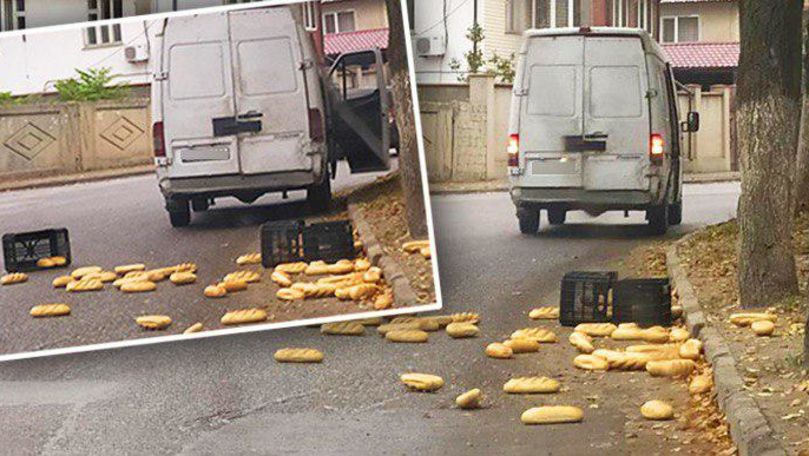 Десятки батонов хлеба обнаружили посреди дороги в Бельцах.