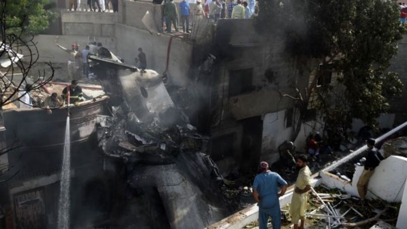 Momentul prăbuşirii avionului cu 99 de persoane la bord în Pakistan