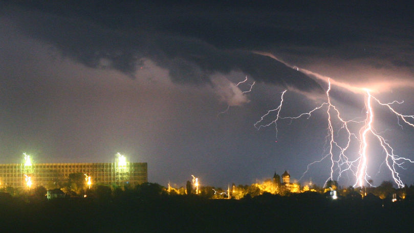 Alertă meteo: Cod Galben de ploi cu descărcări electrice în R. Moldova