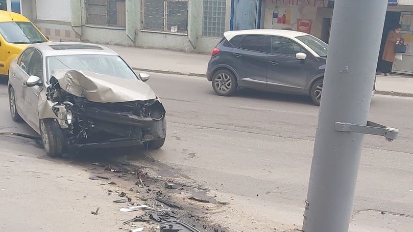 Accident grav în centrul Capitalei: Un automobil a intrat într-un stâlp