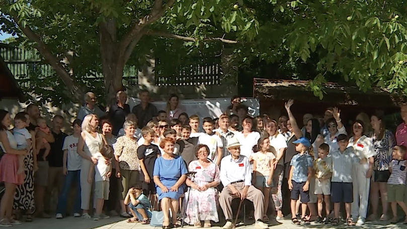 Reuniune emoționantă: O familie a reconstituit arborele genealogic