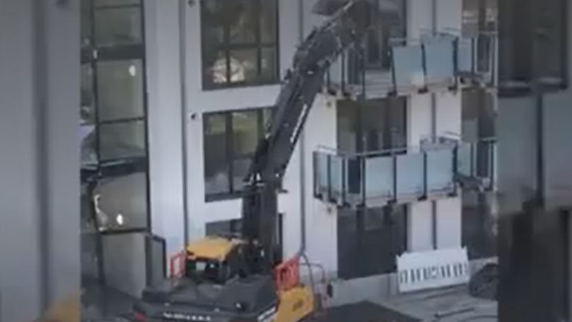 Un constructor a început să dărâme blocul pe care îl ridicase: Motivul