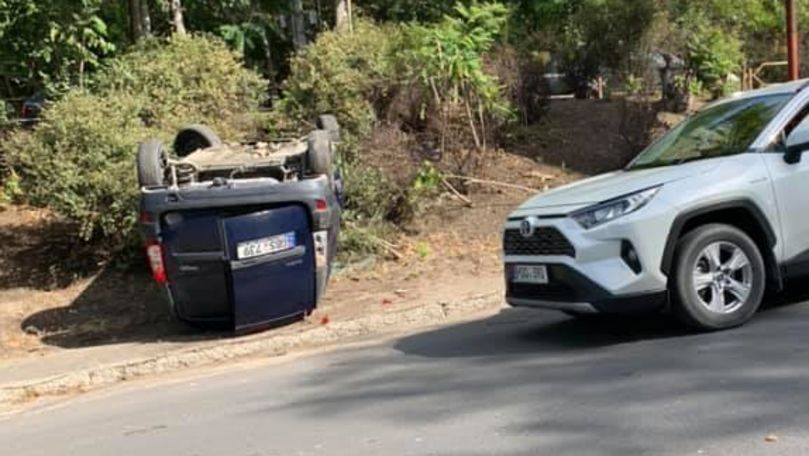 Accident pe o stradă din Chișinău: O Dacia s-a răsturnat