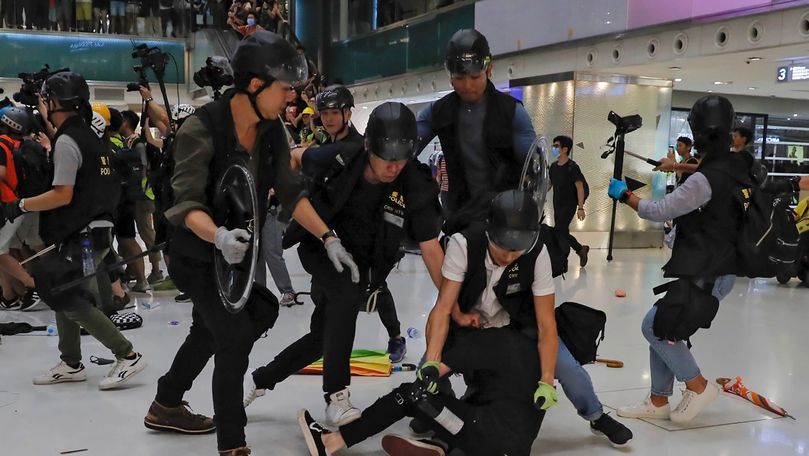 Lupte între protestatari şi scutieri, în cel mai mare mall din Hong Kong