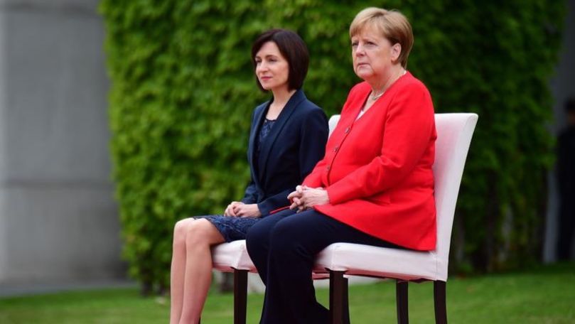 Merkel, așezată alături de Sandu la intonarea imnurilor naţionale