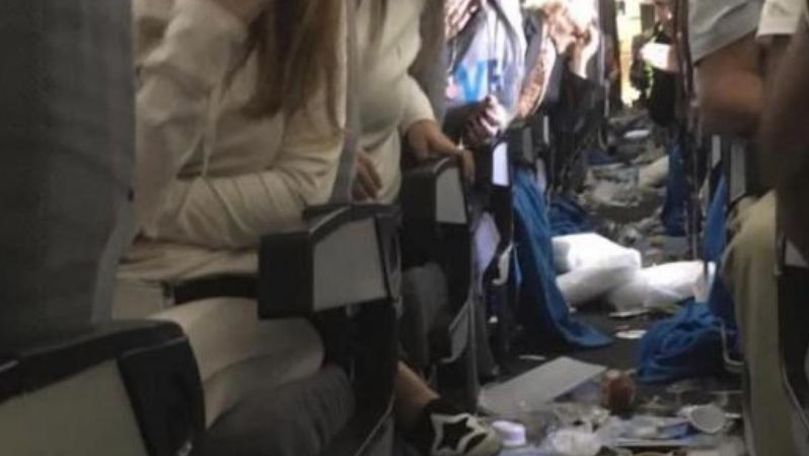 Panică la bordul unui avion: 15 pasageri, răniți