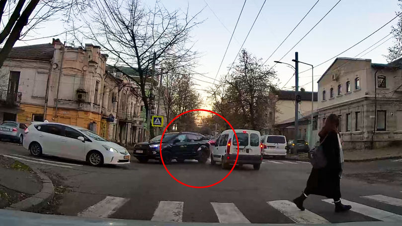 Accident la Chișinău: Momentul în care două automobile se lovesc