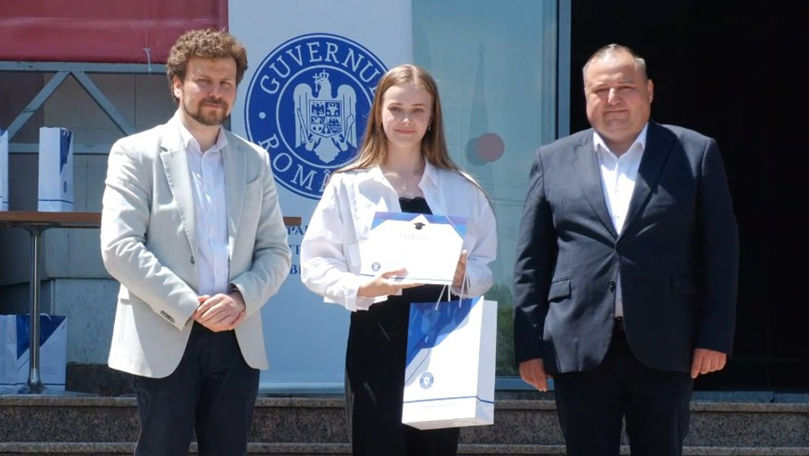 Cei mai buni olimpici la română și istorie, premiați în fața Guvernului