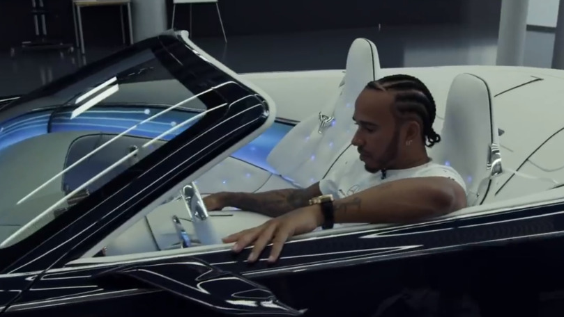 Mercedes показал Льюису Хэмилтону макет загадочного суперкара.