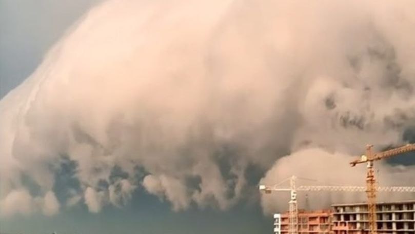 Un nor uriaș a acoperit un oraș din Ucraina: Explicația fenomenului rar