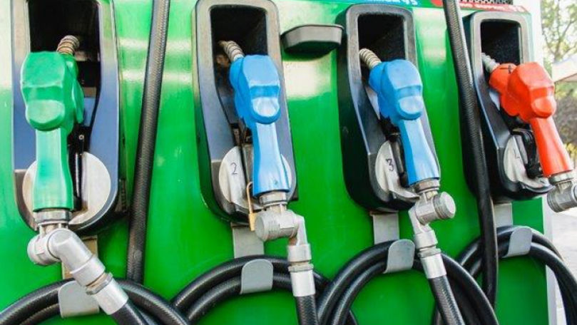 Se discută revenirea la prețurile plafon pentru carburanți
