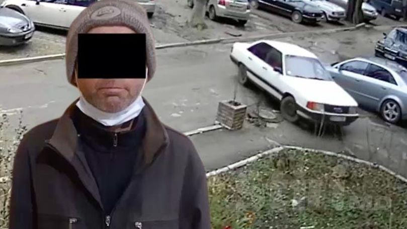 Bărbați, filmați cum fură un automobil parcat într-o curte din Capitală