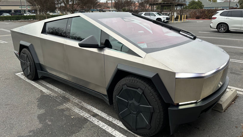 Un al doilea Tesla Cybertruck, adus în Moldova. Are nevoie de reparații