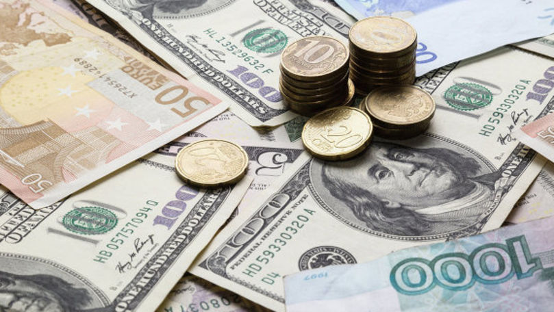 Лей продолжает обесцениваться по отношению к евро и доллару.