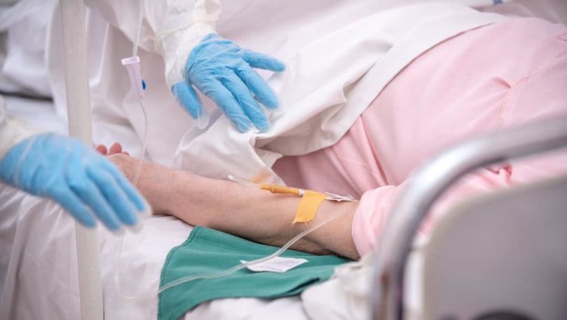 Scad cazurile active în R. Moldova: 50 de pacienți rămân intubați