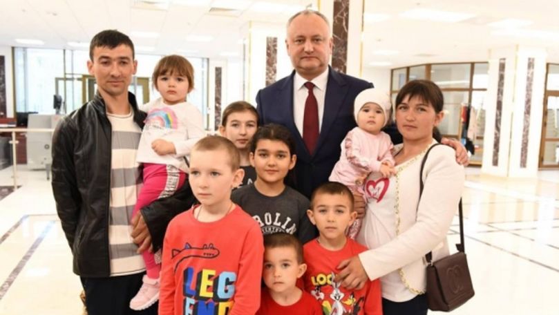 40 de familii social-vulnerabile au primit daruri de la Dodon