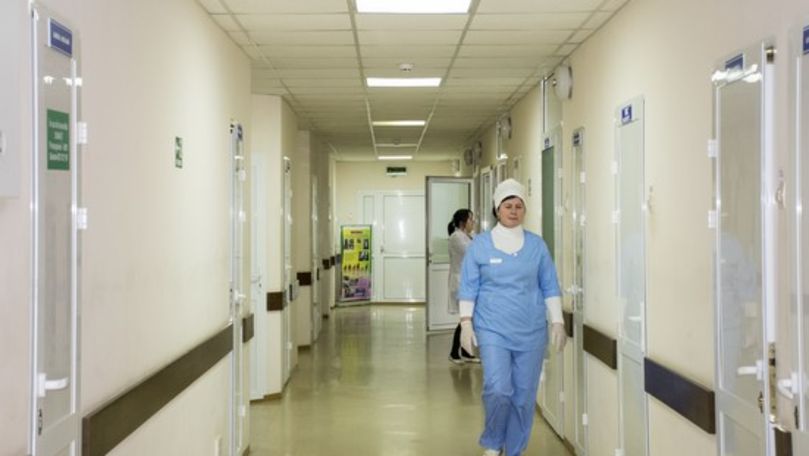 Bărbat, filmat cum fură bani dintr-o geantă lăsată la spital