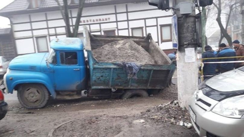 Un camion cu pietriș, înghițit de o groapă pe o stradă din Capitală
