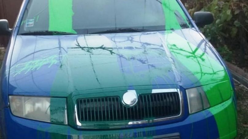 Maşina unui poliţist, vandalizată de tineri furioși după amenda primită