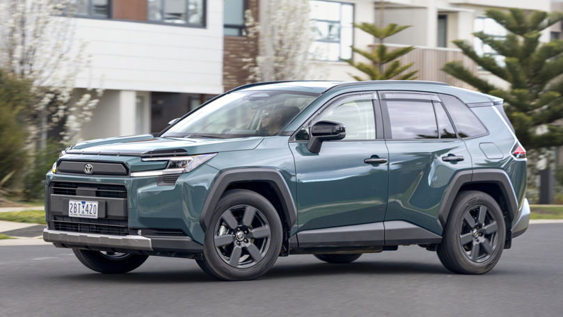 Toyota не планирует переводить актуальный кроссовер RAV4 на электротягу.