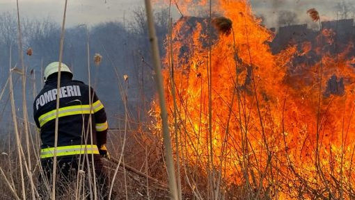 Risc de incendiu și caniculă: Cetățenii, îndemnați să respecte regulile