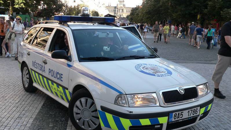 O polițistă, călcată de propria mașină de serviciu în Cehia