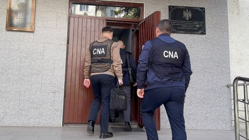 Un ofițer de urmărire penală, arestat pentru fapte de corupere pasivă