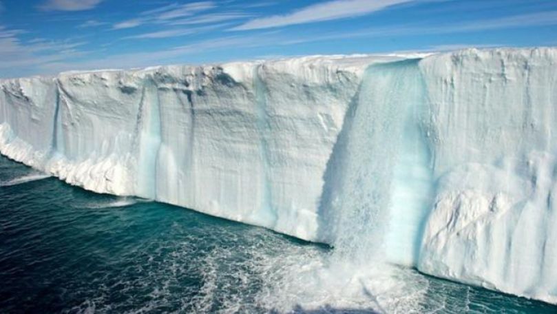 S-a rupt cel mai mare aisberg din lume: Risc imens pentru climă