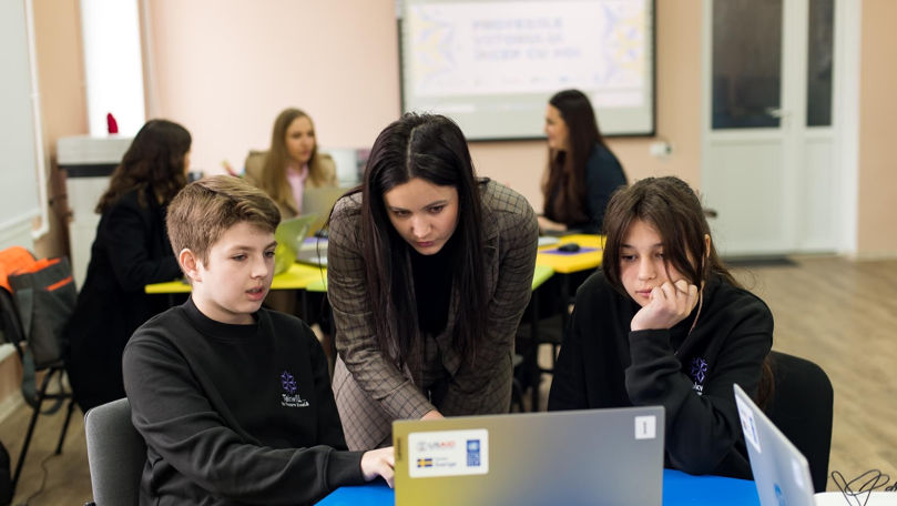 Peste 2.200 de profesori își dezvoltă competențele în programare și AI