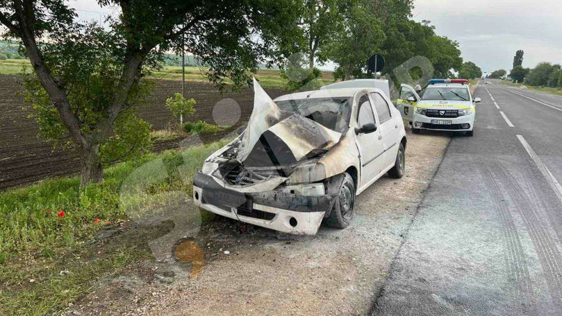 Un automobil a fost cuprins de flăcări în apropierea satului Todirești