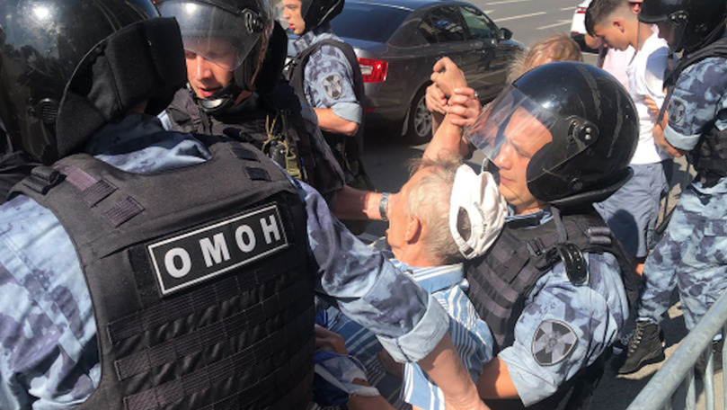 Protestatari, filmați cum sunt bătuți de poliția rusă. 600 de arestări