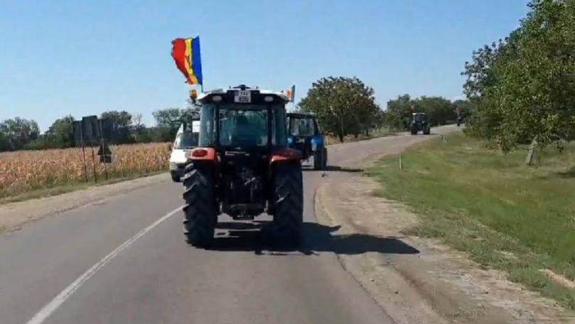 Fermierii au pornit cu tractoare la Chișinău: Suntem indignați de Chicu