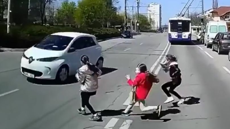 Trei copii, la un pas să ajungă sub roțile unui automobil în Chișinău