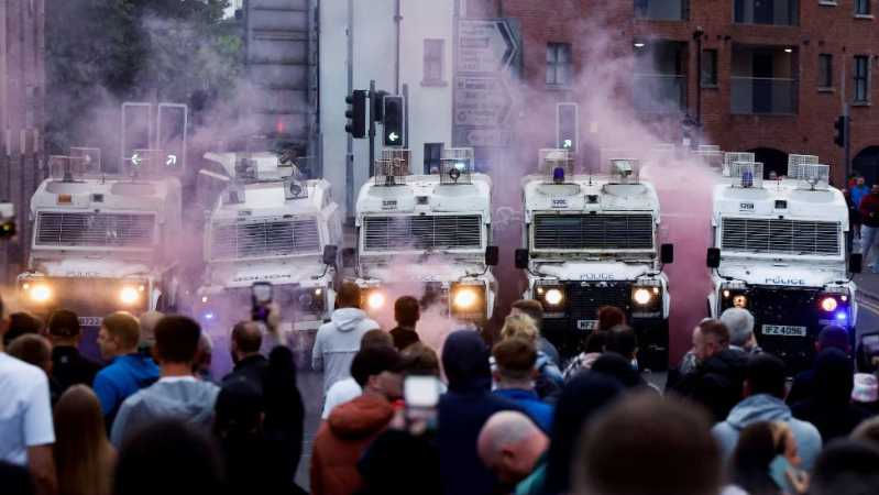 Poliția, atacată pentru a cincea noapte consecutiv în Irlanda de Nord