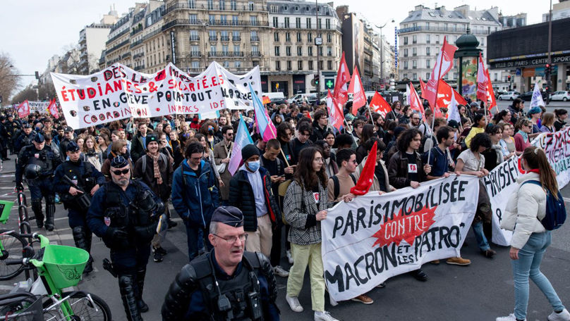 Tensiuni în Franța: Mii de oameni au protestat împotriva guvernului