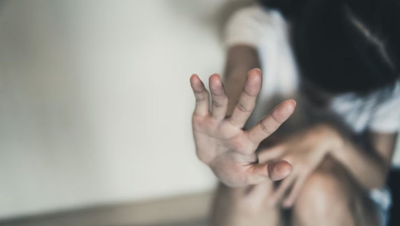Minoră cu dizabilități, lăsată însărcinată de tată. Individul, căutat