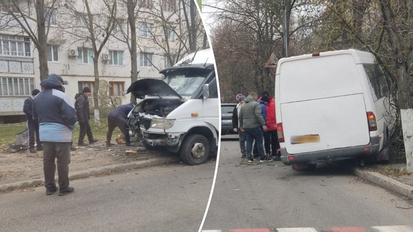 Accident grav cu implicarea unui microbuz la Râșcani: Un copac, doborât