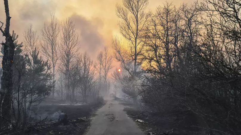 Un nor negru de fum se deplasează din zona Cernobîl către Marea Neagră