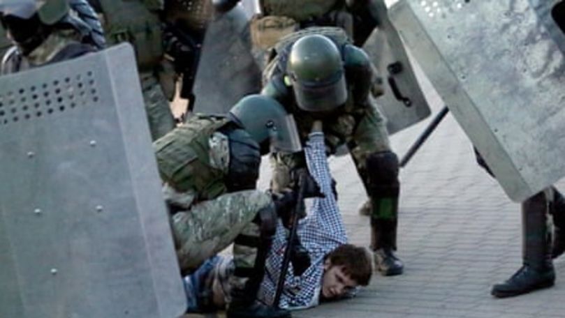 Belarus: Poliţia a arestat duminică alţi 350 de protestatari