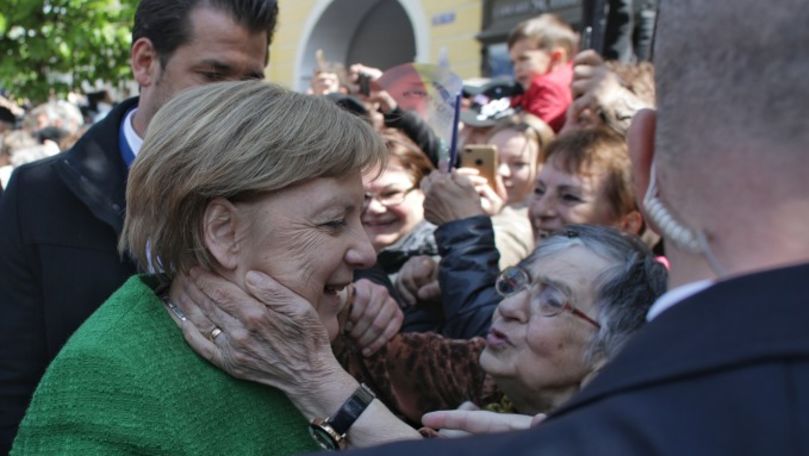Angela Merkel, pupată de o bătrânică în Sibiu