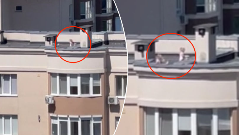 Imagini șocante: Doi copii, surprinși pe acoperișul unui bloc de locuit