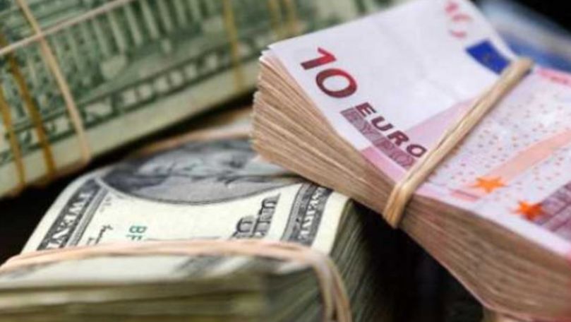 Curs valutar: Moneda națională se depreciază în raport cu dolarul