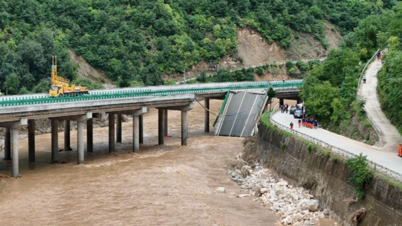 В Китае обрушился мост: много погибших и пропавших без вести.