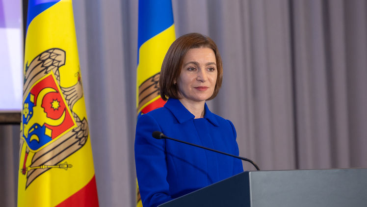 Cadouri primite de Maia Sandu: Cristal de Bohemia și suvenire rare