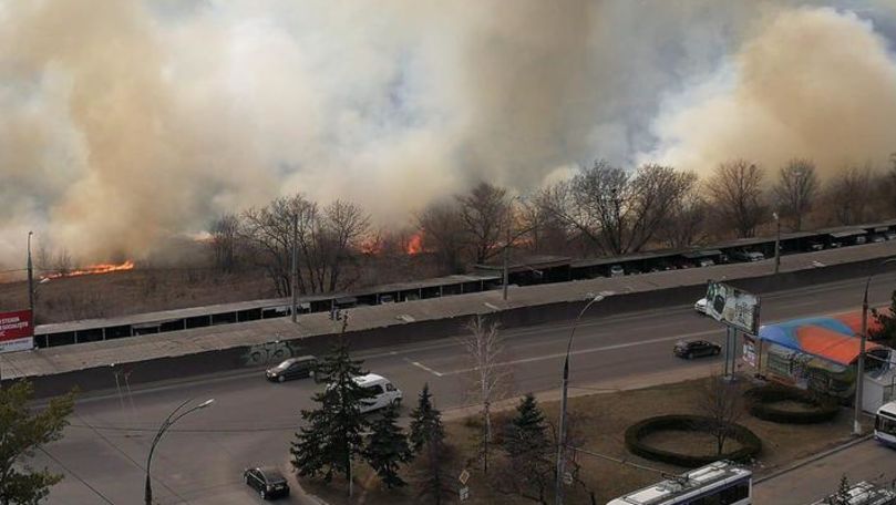 Incendiu puternic la Botanica: Trei autospeciale, la fața locului
