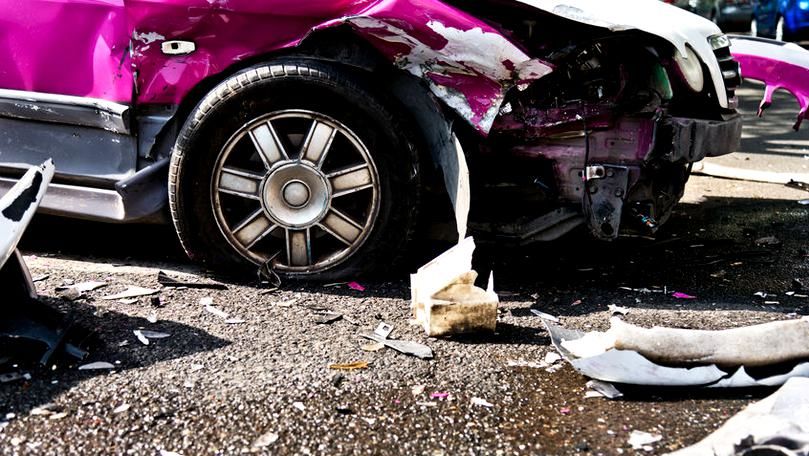 O femeie, jefuită în timp ce zăcea între fiarele mașinii după accident