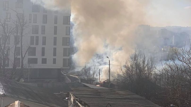 Incendiu puternic în sectorul Râșcani: Arde o casă bătrânească