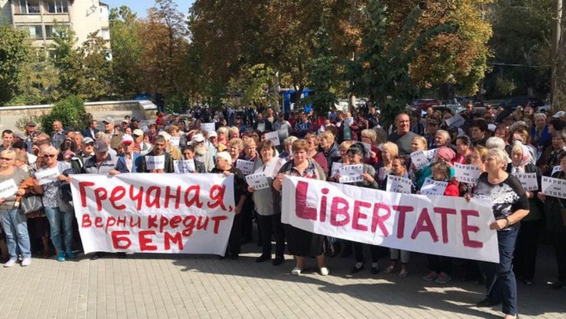 Protest la Curtea de Apel în susținerea deputatelor Tauber şi Apostolova